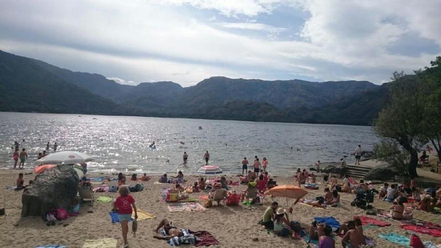 Los bañistas disfrutan de una de las playas del Lago de Sanabria