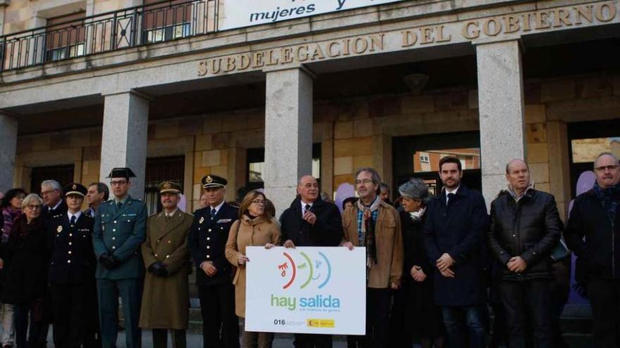 Autoridades durante el minuto de silencio frente a la Subdelegación.