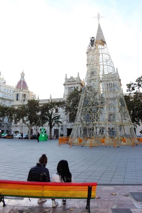 Montaje del árbol de navidad del ayuntamiento