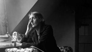 MAS PERIODICO VIRGINIA WOOLF EN EL SALON DE SU CASA