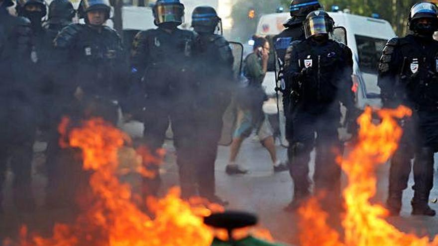 La policia francesa davant d&#039;una barricada a París