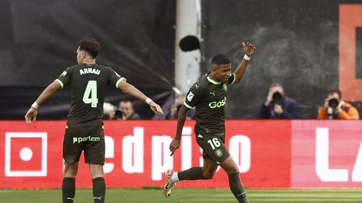 Arnau i Savinho, el curs 2023-24 a Vallecas.