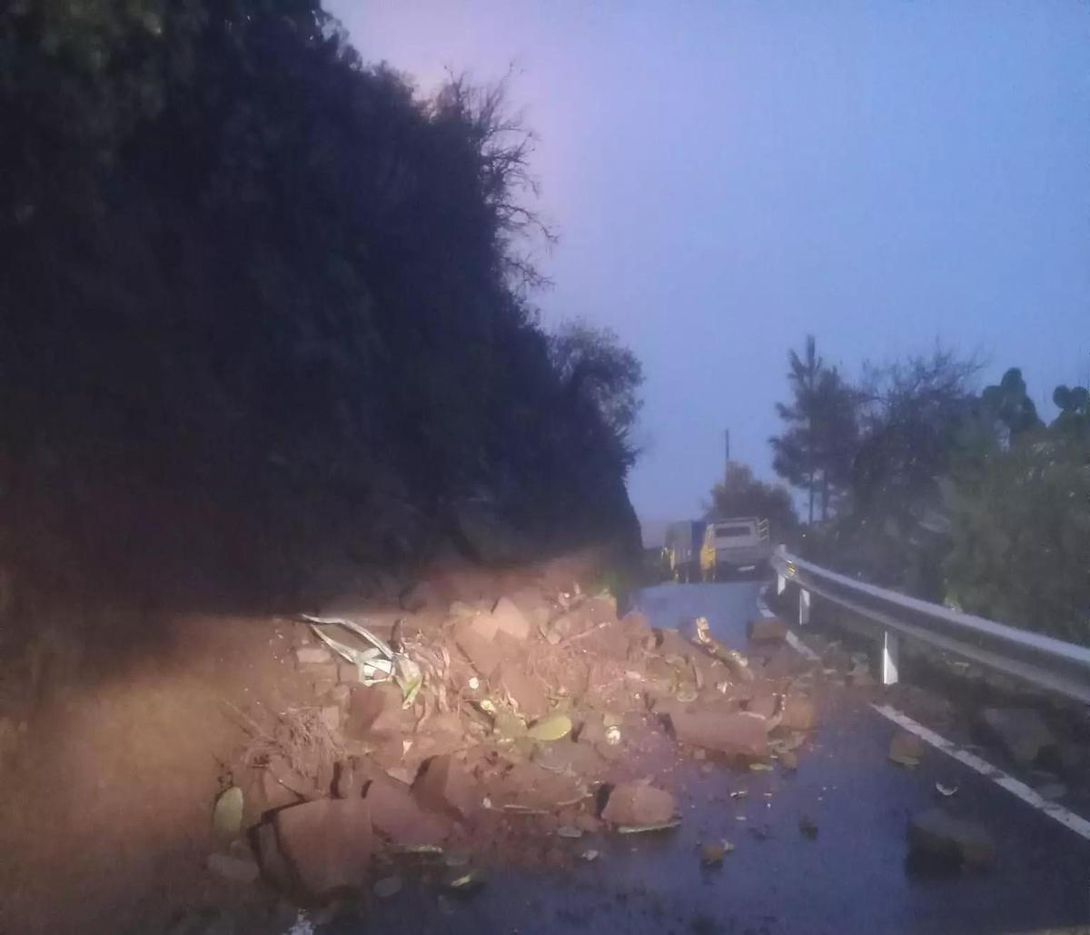 Rocas que impiden el acceso del transporte escolar a Cazadores