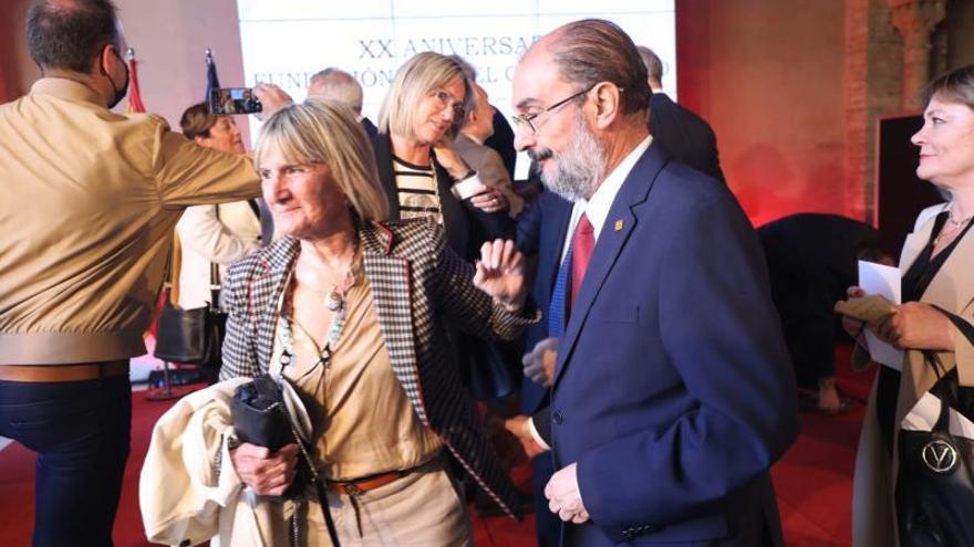 La viuda del político, Ana Larraz, junto a Javier Lambán. | ÁNGEL DE CASTRO