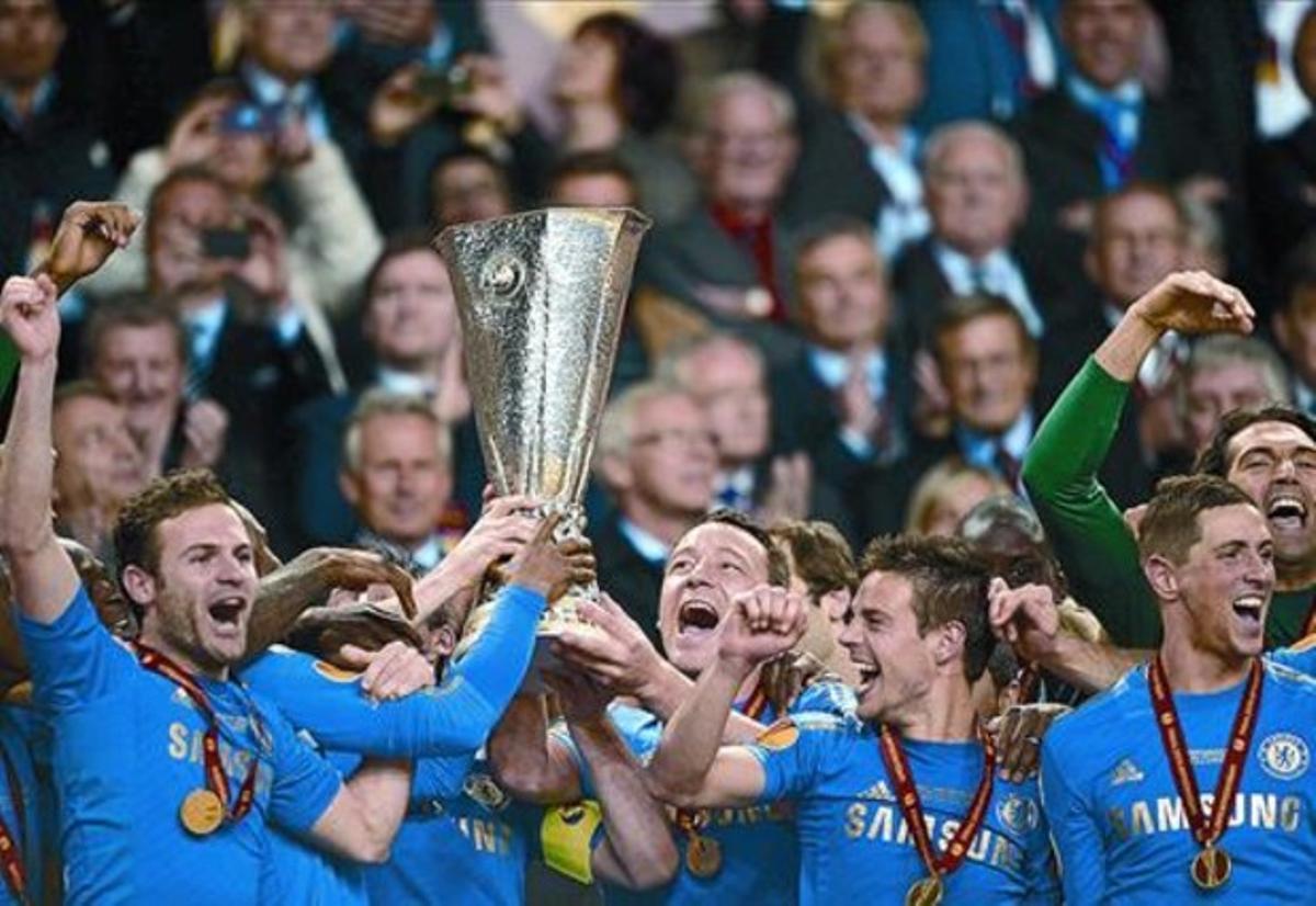Els jugadors del Chelsea aixequen el trofeu europeu, ahir a la nit a Amsterdam. Els jugadors del Chelsea aixequen el trofeu europeu, ahir a la nit a Amsterdam.