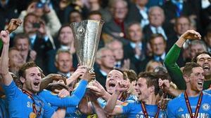 Els jugadors del Chelsea aixequen el trofeu europeu, ahir a la nit a Amsterdam.