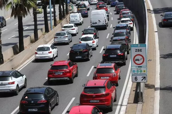 Barcelona blinda con un decreto retroactivo la suspensión ‘sine die’ de las multas de la ZBE por la crisis de Rodalies