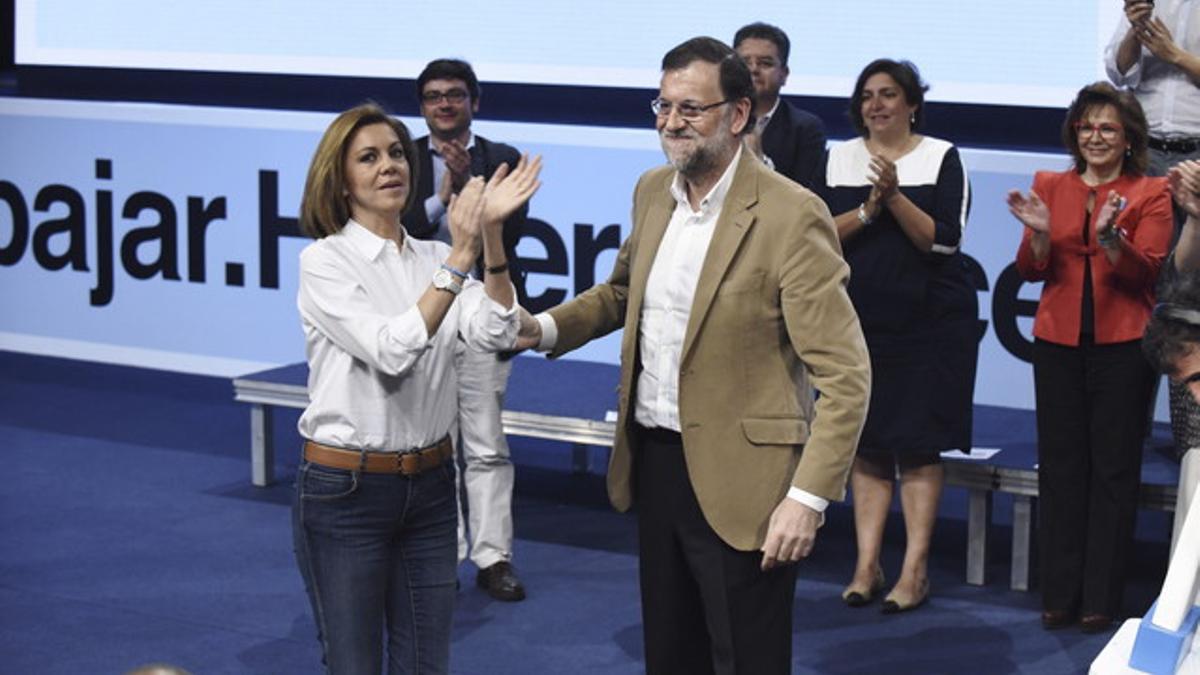 María Dolores de Cospedal aplaude a Mariano Rajoy, este sábado en Toledo.