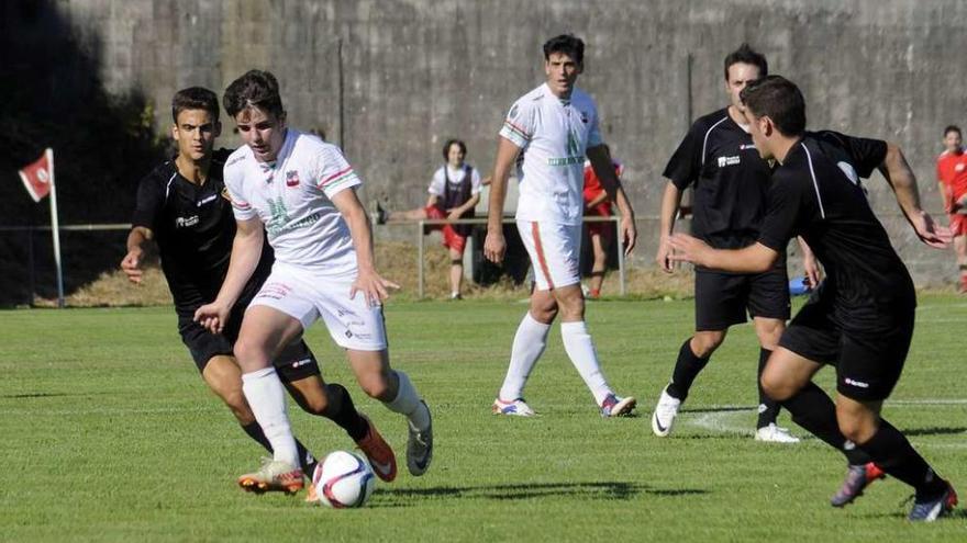 Jugadores del Estradense, en una imagen de archivo del triangular contra el Órdenes. // Bernabé/Javier Lalín