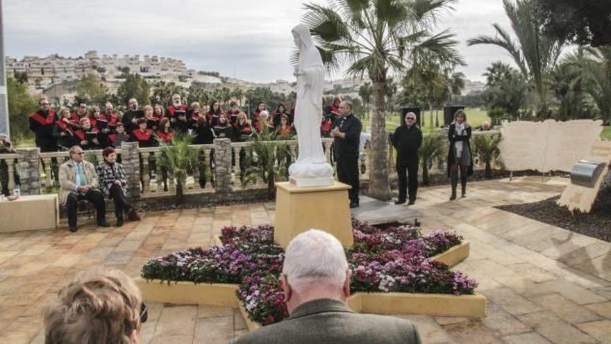 El campo de golf La Marquesa de Rojales acoge la primera estatua en España de una Virgen bosnia