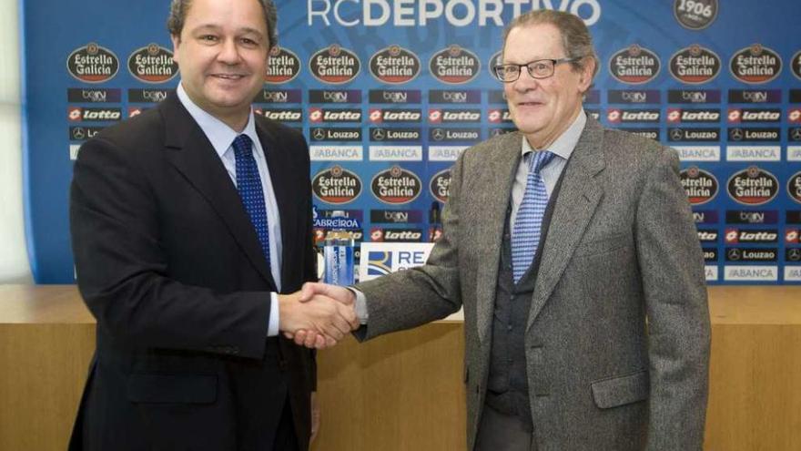 El presidente del Deportivo, Tino Fernández, junto a su homólogo del Orzán, Juan Manuel Eiras.