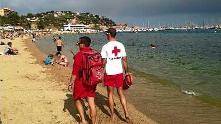 Una imatge d&#039;uns socorristes de la Creu Roja en una de les 26 platges gironines que controla l&#039;entitat.