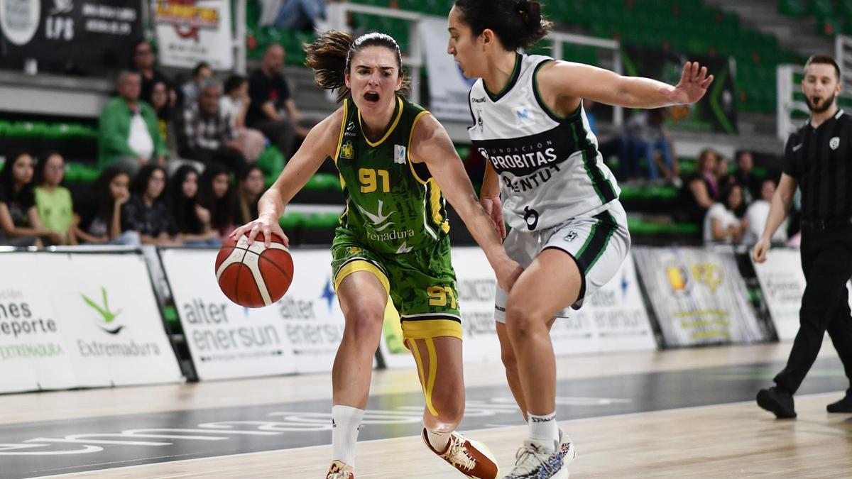 Celia García, con el balón después de hacerse daño ante el Joventut.