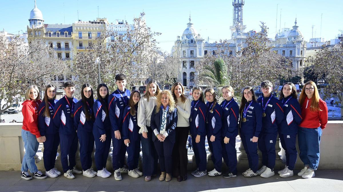 La alcaldesa, María José Catalá, acompañada de la concejala de Deportes, Rocío Gil, recibieron en el Salón de Cristal los deportistas de gimnasia aeróbica del Club Aerogym.