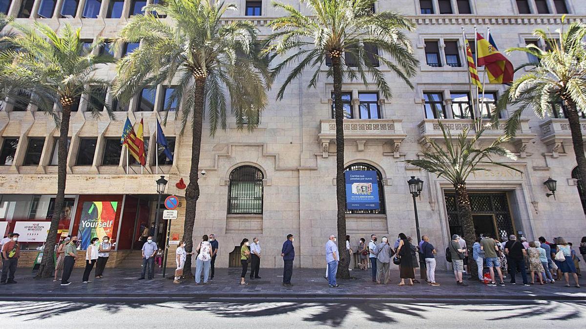 Imagen de las colas, que casi llegaban al final de la calle Barcas.  | GERMÁN CABALLERO