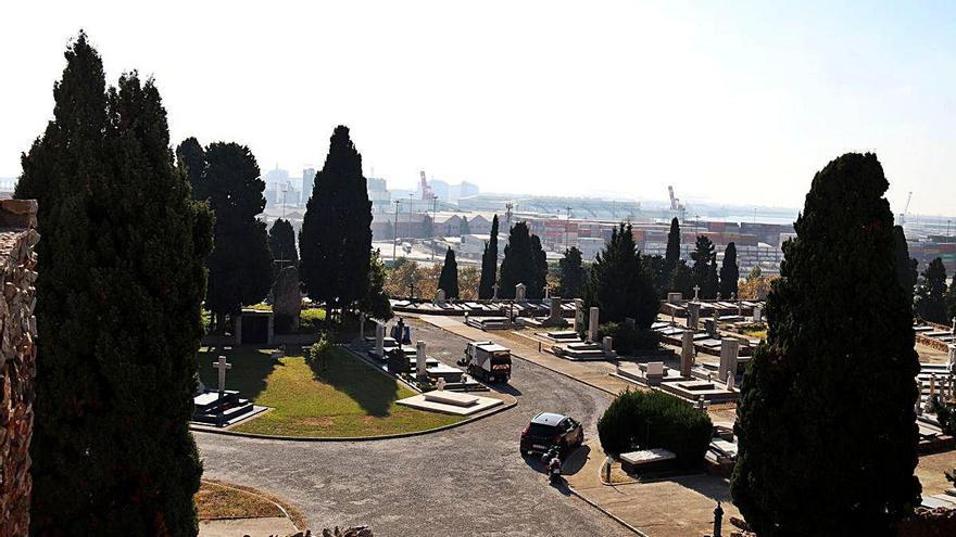 Pla general del cementiri de Montjuïc amb poca afluència de visitants