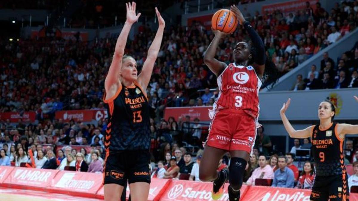 ¡La Copa de la Reina ya luce en el Roig Arena!