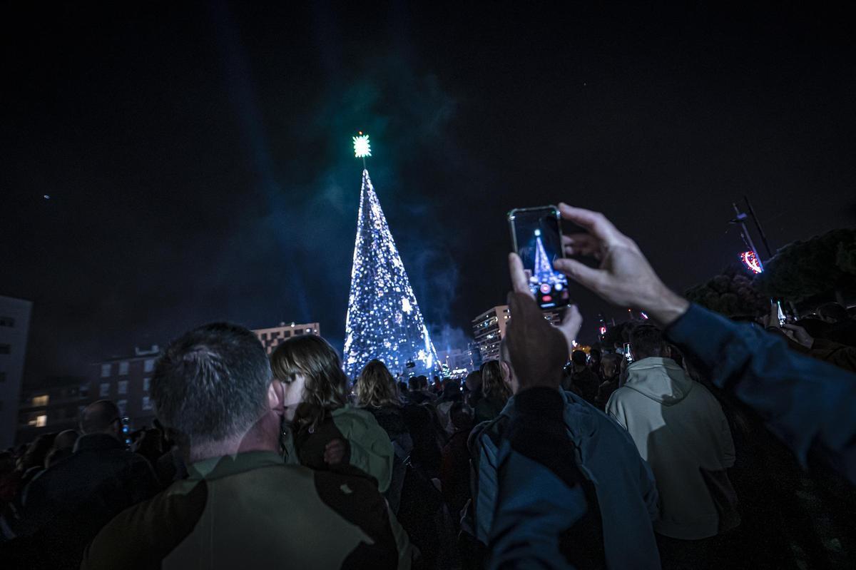 El superárbol de Navidad de Badalona. Badalona ha encendido ya las más de 82.000 luces píxel que componen su tan mediático ‘superárbol’ de Navidad.