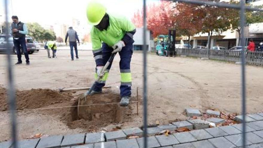 Inici dels treballs en un lateral de la plaça Miquel de Palol.