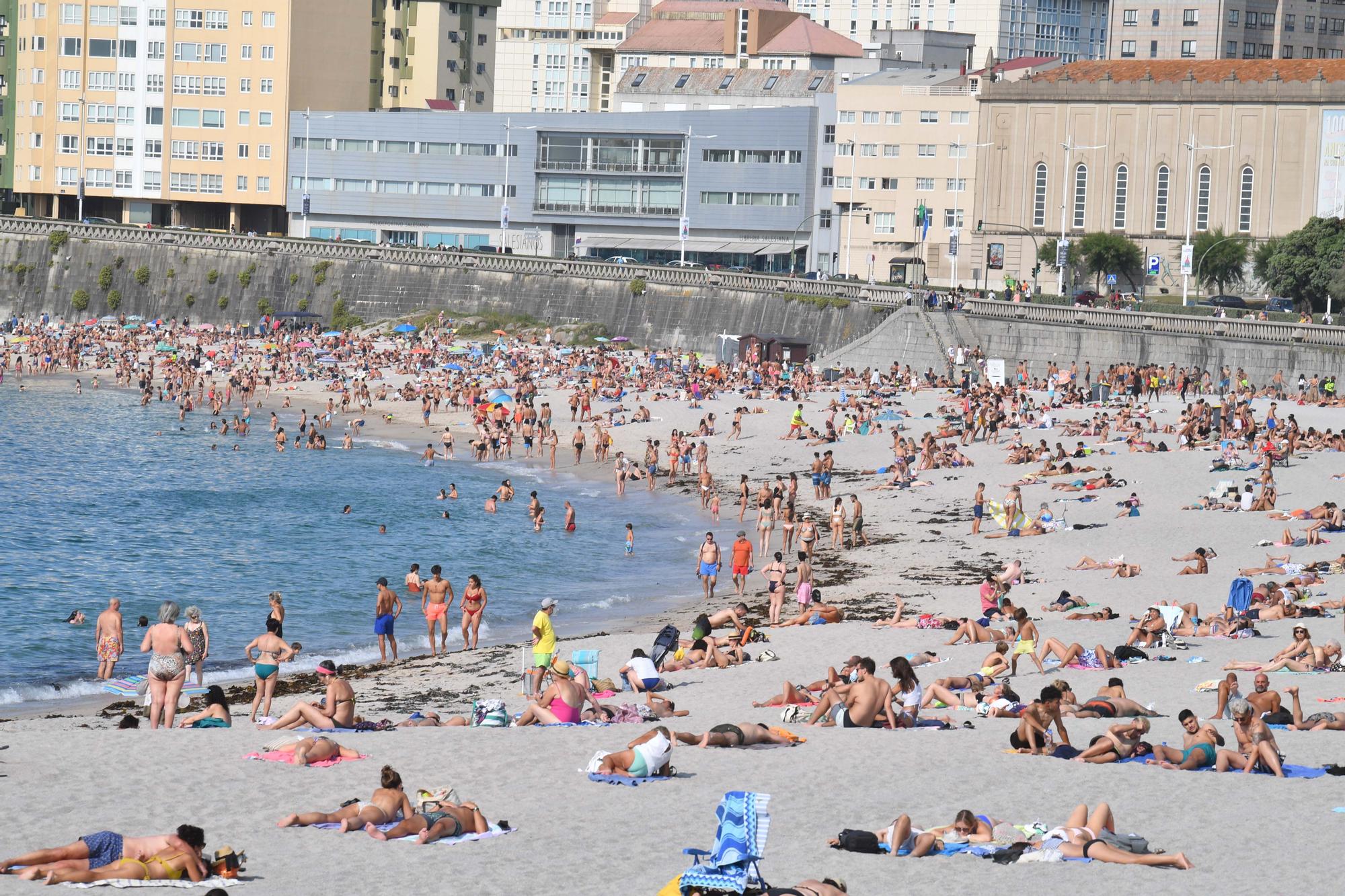 Las playas de A Coruña, abarrotadas con las mareas vivas