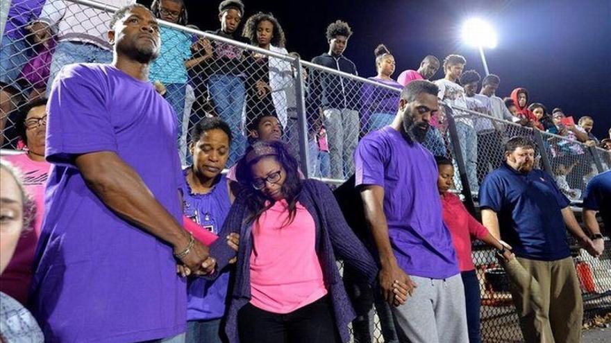 Miles de personas apoyan a Tyson Gay durante un homenaje a su hija asesinada