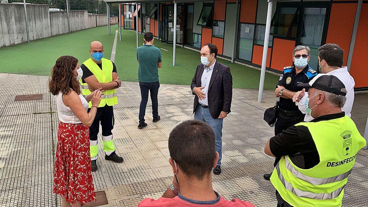 La comitiva municipal encabezada por José Crespo, durante su reunión de ayer en el Xesús Golmar.