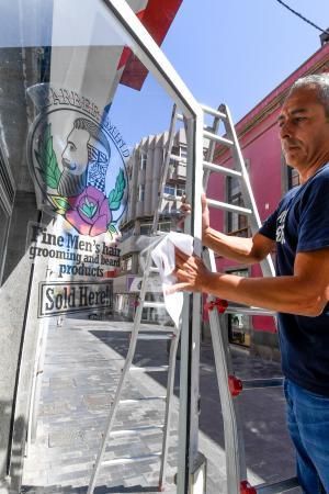 03-05-20  LAS PALMAS DE GRAN CANARIA. GENERAL BRAVO. LAS PALMAS DE GRAN CANARIA. Peluquería PEPE QUINTANA preparándose para reabrir.  Fotos: Juan Castro.  | 03/05/2020 | Fotógrafo: Juan Carlos Castro