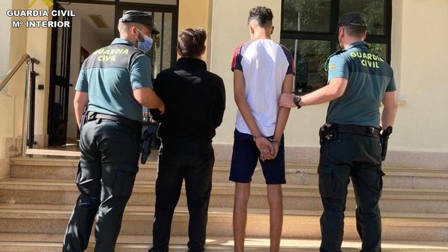 Arrestan en Calp a dos jóvenes que robaron y forcejearon con una anciana de 82 años