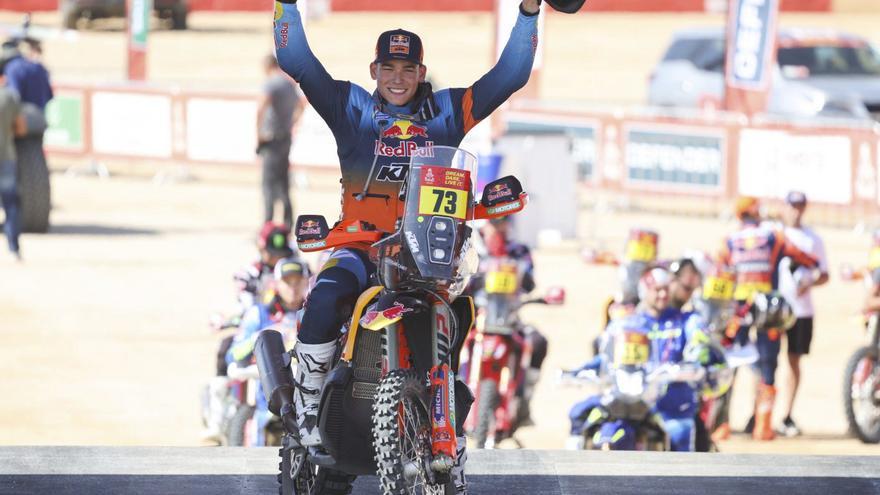 El joven piloto Edgar Canet celebra en el podio antes de la primera jornada del Dakar. |  EFE
