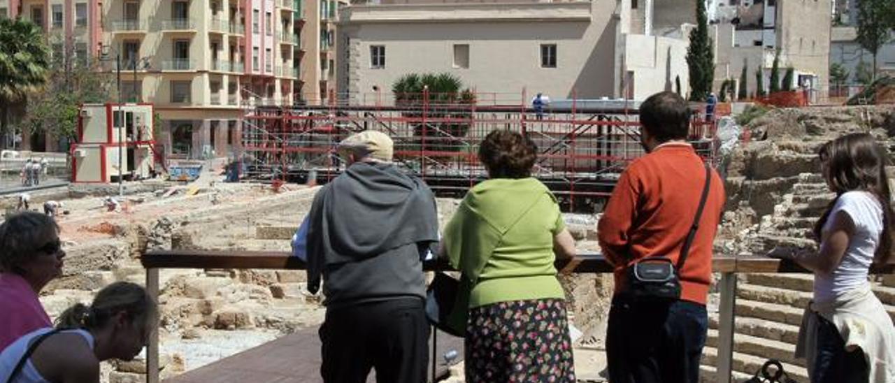 Los dos frentes. El avance de la civilización en Málaga se muestra en la calle Alcazabilla en dos frentes: por un lado, el espectáculo del Teatro Romano y por el otro la desaparición de la Casa de la Cultura, cuyo derribo supuso un gran paso para la Humanidad (de por aquí). Derribada la ´burocracia cultureta´ del anterior régimen, la Malaca romana recuperó su lugar privilegiado a los pies de la Alcazaba. Queda un tercer frente por surgir: el que salga de las profundidades de esta calle tan meneada.