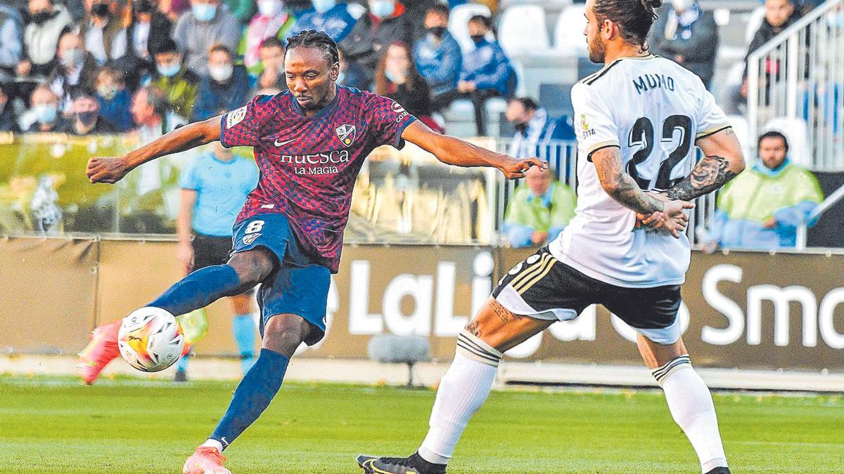 Nwakali trata de disparar ante la oposición de un jugador del Burgos.