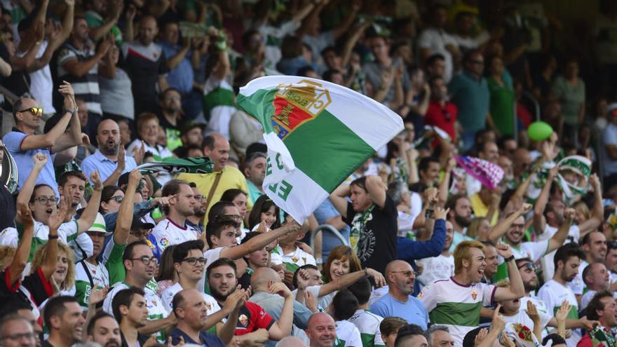 Seguidores del Elche en la grada en el duelo frente al Sporting B