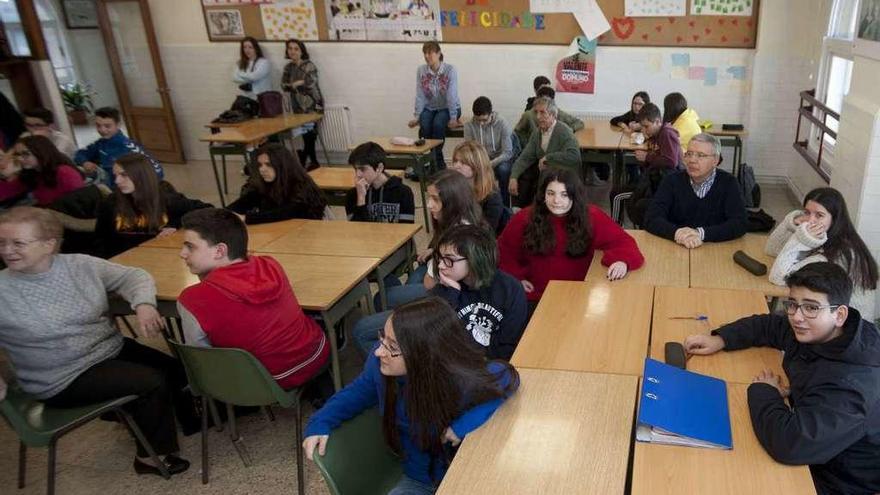 Mayores y los escolares, ayer en el colegio Salesianos.