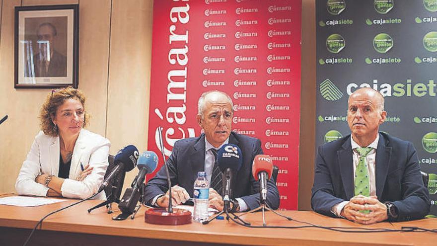 Lola Pérez, Santiago Sesé y Manuel del Castillo, ayer en la rueda de prensa en la sede de la Cámara de Comercio.