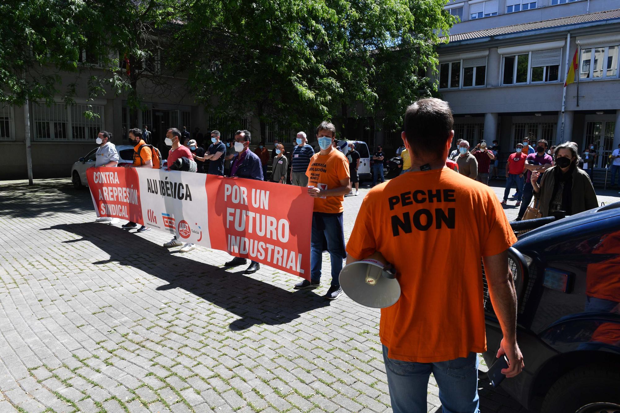 Decenas de trabajadores de Alu Ibérica se concentran ante la Audiencia de A Coruña