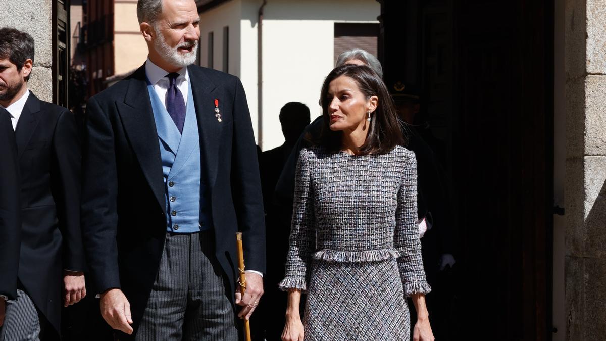 Vestido de 'tweed' de estreno y perlas australianas: el impecable look de la reina Letizia para entregar el Premio Cervantes