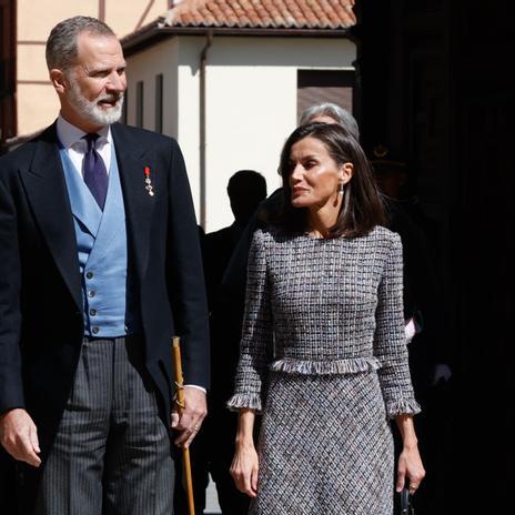 Vestido de 'tweed' de estreno y perlas australianas: el impecable look de la reina Letizia para entregar el Premio Cervantes