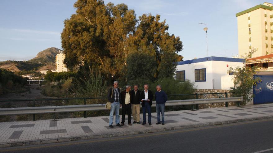 Vecinos posan junto a la estación de bombeo del arroyo Jaboneros.