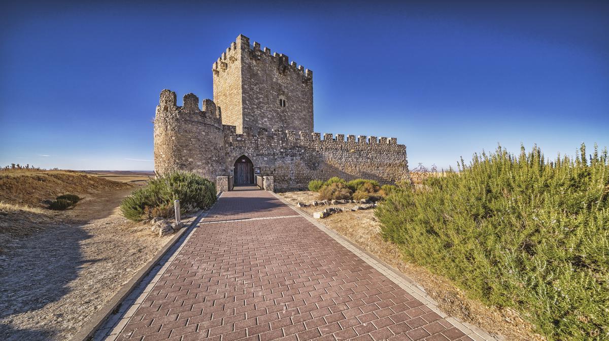 Castillo de Tiedra, siglo XII, Bien de Interés Cultural español
