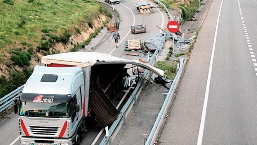 El camión con la carga esparcida por el carril de acceso a la autovía A-52, ayer, en Allariz.