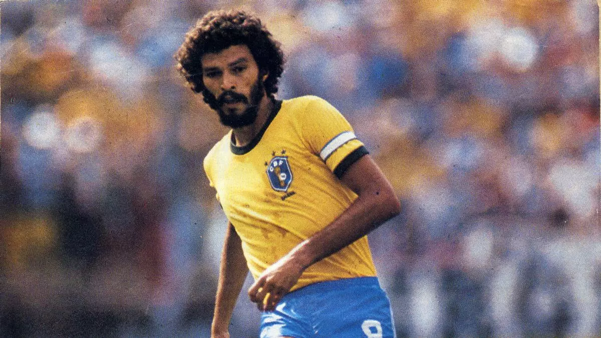 El jugador-doctor que rechaz車 los millones de Italia para restaurar la democracia en Brasil