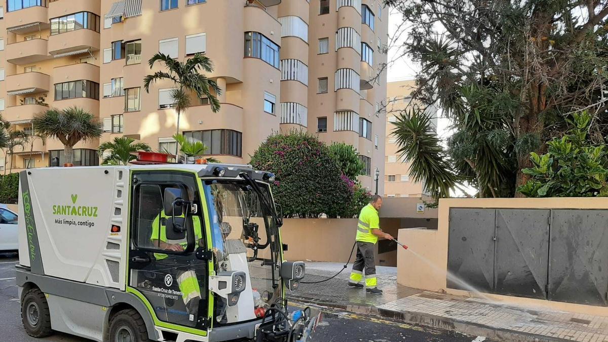 Operarios del servicio municipal de limpieza de Santa Cruz de Tenerife.