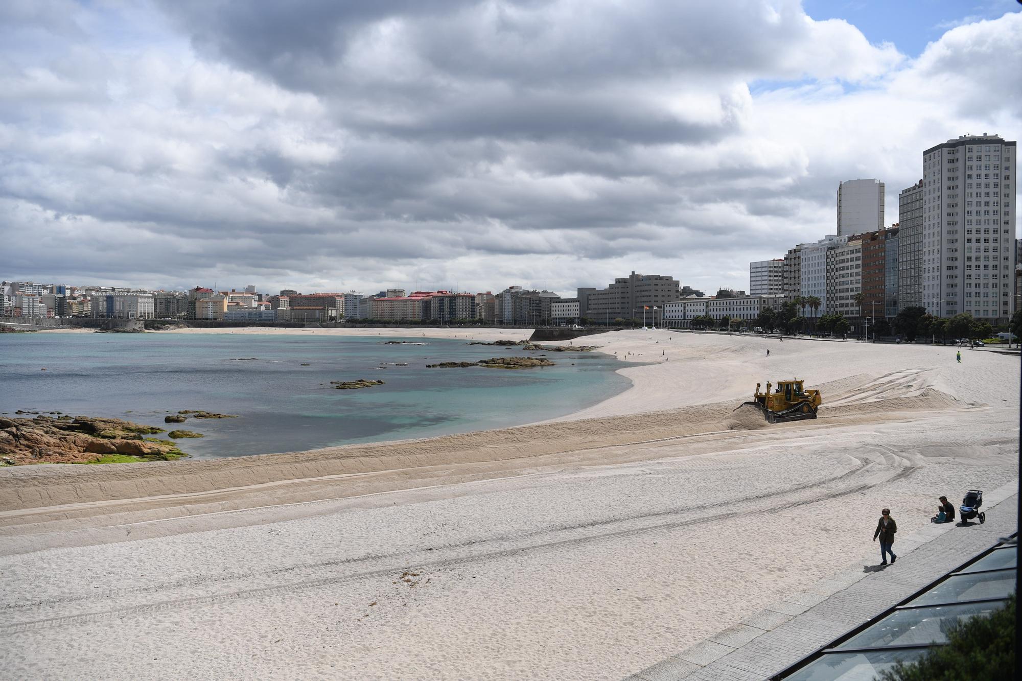 Comienza la retirada de la duna que protege la playa de Riazor