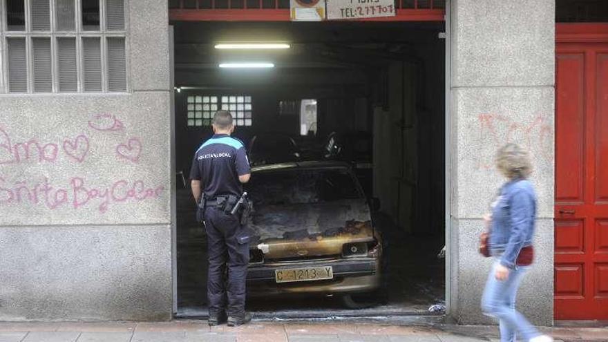 Arde un coche que estaba aparcado en un garaje de la Sagrada Familia