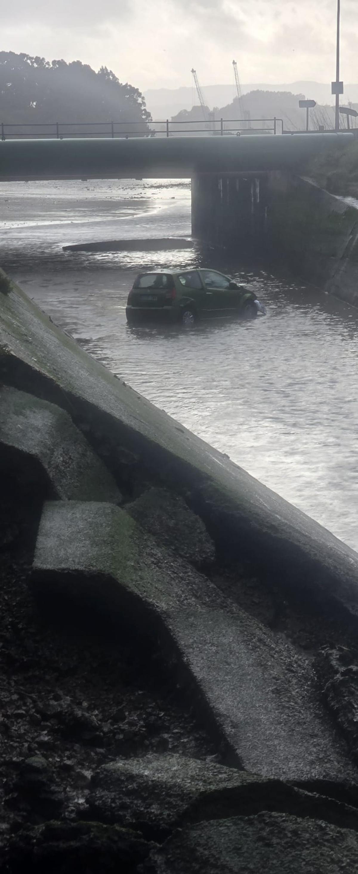 El turismo, semihundido en el canal de Maqua