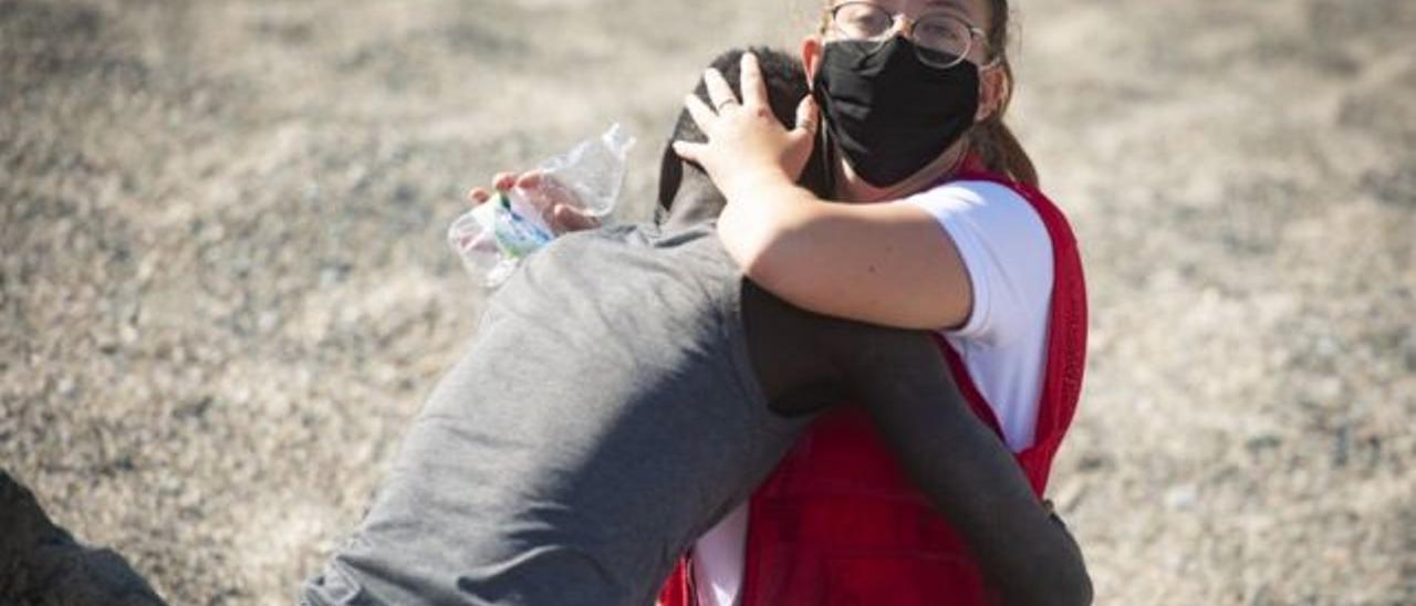 Galardón para un abrazo sin fronteras: Luna, voluntaria de Cruz Roja que arropó a un migrante senegalés en Ceuta, Premio Emilio Barbón.