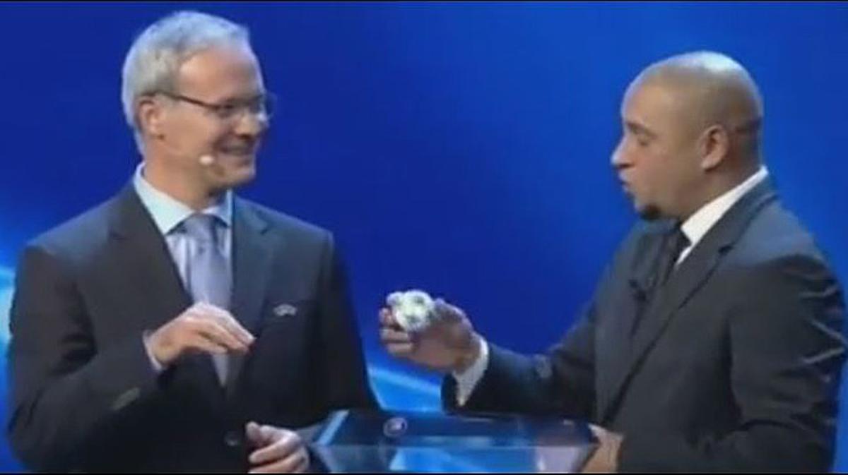 Aquest és el polèmic moment en què Roberto Carlos extreu i torna una de les boles en el sorteig de la Champions.