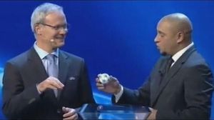 Aquest és el polèmic moment en què Roberto Carlos extreu i torna una de les boles en el sorteig de la Champions.