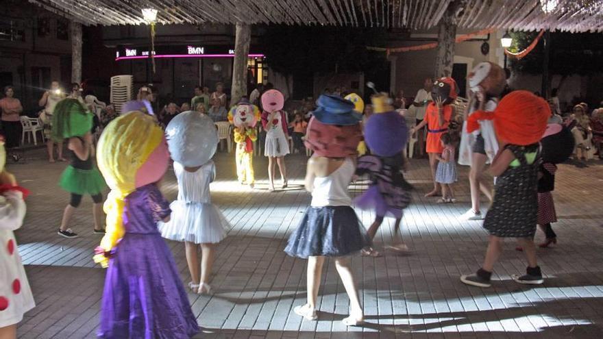 Los cabezudos de Maria de la Salut ofreciendo su primer baile en la plaza del Pou.