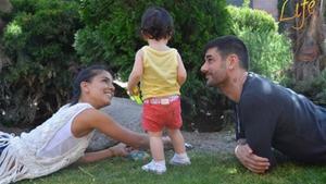 Melendi posa con Julia Nakamatsu y Lola, su primera hija en común.